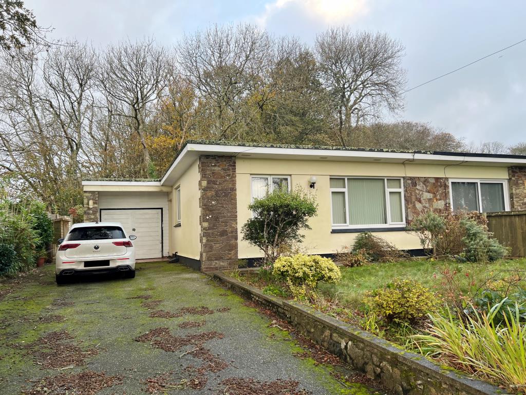 Lot: 3 - SEMI-DETACHED BUNGALOW FOR UPDATING -